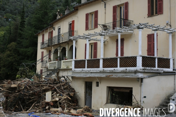 Breil sur Roya le 04/10/2020  evacuation des debris charriés par la crue de la Roya au pont du centre du village.