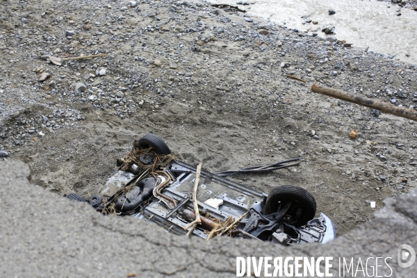 Tende le 09/10/2020   une carcasse de voiture dans le lit de la Roya au village de Tende