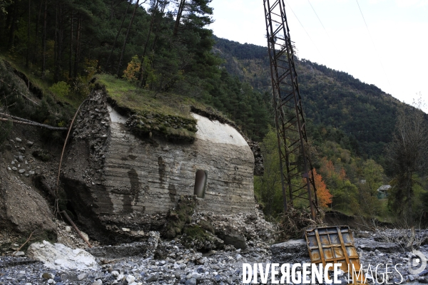 Vievola le 18/10/2020 la route menant au col de Tende  est meconnaissable, recouverte de pierres, l enrobé a ete emporté par la crue de la Roya. En date de septembre 2021 c est 350 millions d euro qui ont ete investi pour la reconstruction de la route  