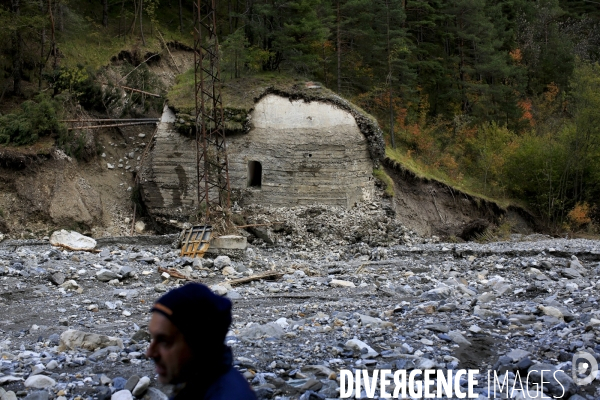 Vievola le 18/10/2020 la route menant au col de Tende  est meconnaissable, recouverte de pierres, l enrobé a ete emporté par la crue de la Roya. En date de septembre 2021 c est 350 millions d euro qui ont ete investi pour la reconstruction de la route  