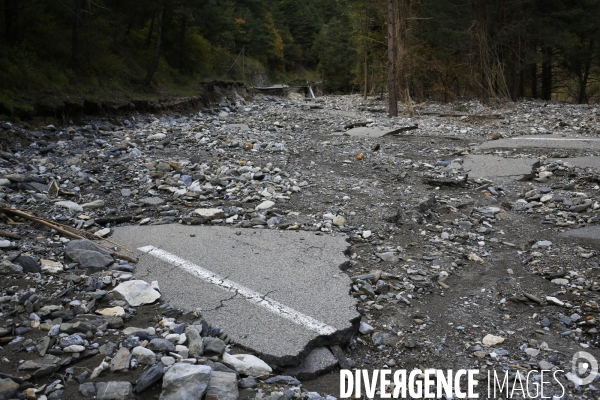 Vievola le 18/10/2020 la route menant au col de Tende  est meconnaissable, recouverte de pierres, l enrobé a ete emporté par la crue de la Roya. En date de septembre 2021 c est 350 millions d euro qui ont ete investi pour la reconstruction de la route  