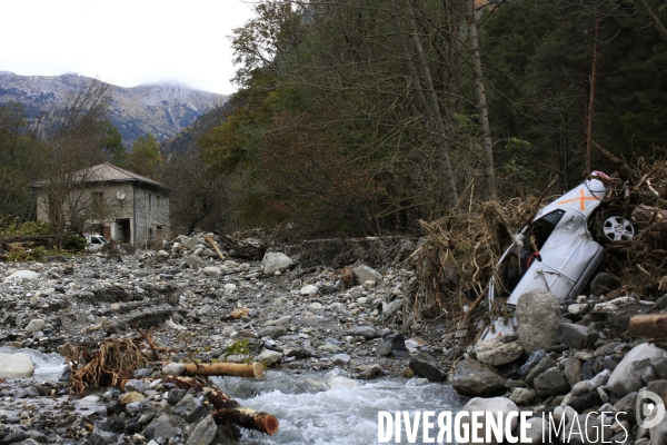 Vievola le 18/10/2020 la route menant au col de Tende  est meconnaissable, recouverte de pierres, l enrobé a ete emporté par la crue de la Roya. En date de septembre 2021 c est 350 millions d euro qui ont ete investi pour la reconstruction de la route  