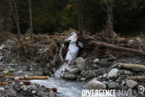 Vievola le 18/10/2020 la route menant au col de Tende  est meconnaissable, recouverte de pierres, l enrobé a ete emporté par la crue de la Roya. En date de septembre 2021 c est 350 millions d euro qui ont ete investi pour la reconstruction de la route  