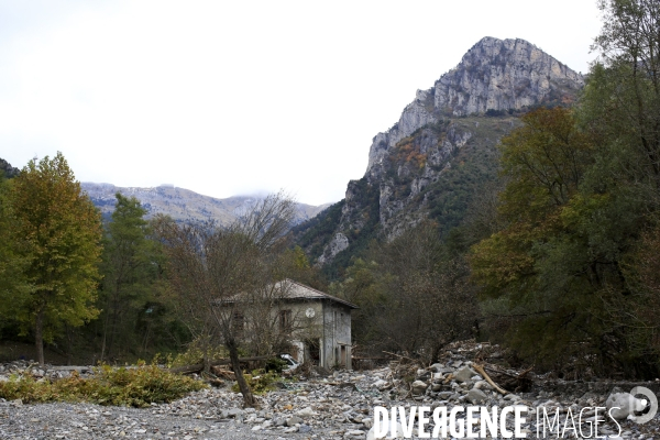 Vievola le 18/10/2020 la route menant au col de Tende  est meconnaissable, recouverte de pierres, l enrobé a ete emporté par la crue de la Roya. En date de septembre 2021 c est 350 millions d euro qui ont ete investi pour la reconstruction de la route  