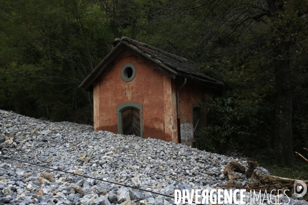 Vievola le 18/10/2020 la route menant au col de Tende  est meconnaissable, recouverte de pierres, l enrobé a ete emporté par la crue de la Roya. En date de septembre 2021 c est 350 millions d euro qui ont ete investi pour la reconstruction de la route  