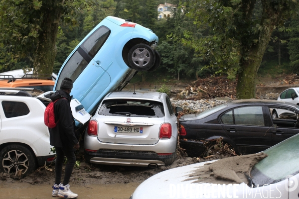 Breil sur Roya le 04/10/2020 Amoncellement de sable , de boue et de vehicules sur la Place Biancheri