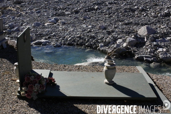 Saint Dalmas de Tende le 08/10/2020 les trois quarts du vieux cimetiere s est effondrée dans le torrent raviné par la Bieugne qui se jette dans la ROya entrainant 150 sepultures