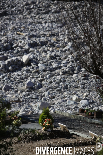 Saint Dalmas de Tende le 08/10/2020 les trois quarts du vieux cimetiere s est effondrée dans le torrent raviné par la Bieugne qui se jette dans la ROya entrainant 150 sepultures