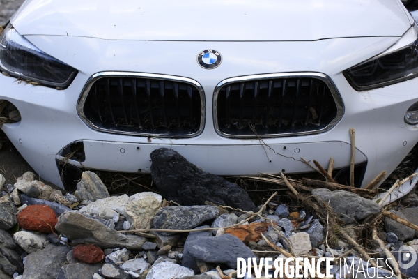 Vievola le 18/10/2020 Vehicules abandonnés par leurs proprietaires entre le col de Tende et Vievola le jour de la tempete. Ils sont partis se refugier chez des habitants du hameau de Vievola dernier village avant l italie.