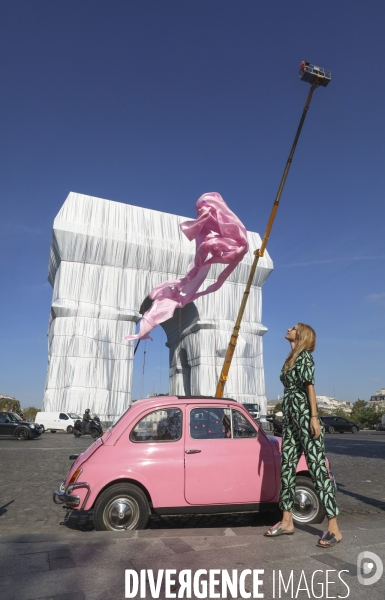 Fiat 500 empaquetee par sandra devant l arc de triomphe empaquete par christo