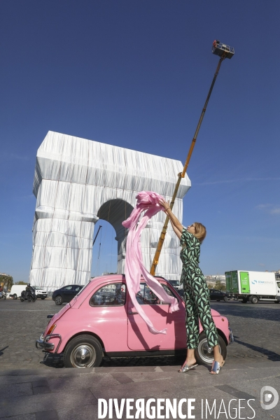 Fiat 500 empaquetee par sandra devant l arc de triomphe empaquete par christo