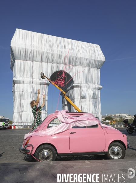 Fiat 500 empaquetee par sandra devant l arc de triomphe empaquete par christo