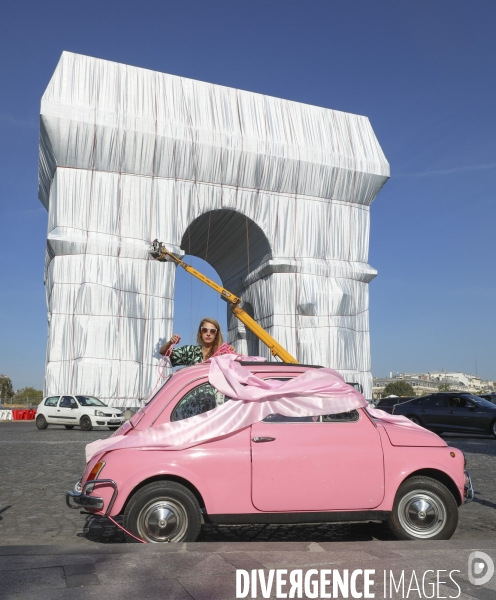 Fiat 500 empaquetee par sandra devant l arc de triomphe empaquete par christo