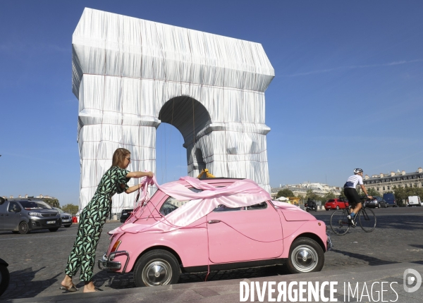 Fiat 500 empaquetee par sandra devant l arc de triomphe empaquete par christo