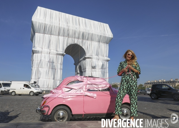 Fiat 500 empaquetee par sandra devant l arc de triomphe empaquete par christo