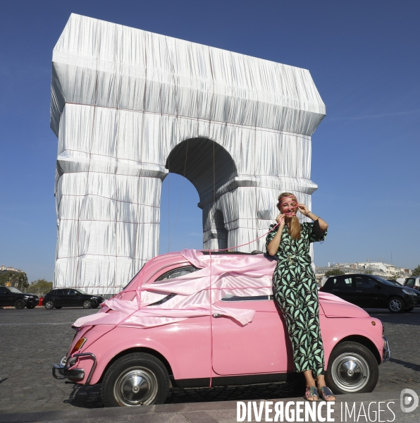 Fiat 500 empaquetee par sandra devant l arc de triomphe empaquete par christo