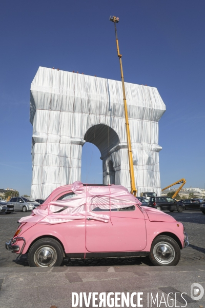 Fiat 500 empaquetee par sandra devant l arc de triomphe empaquete par christo