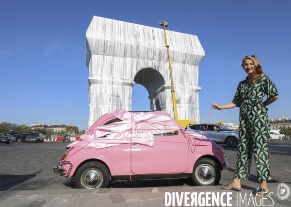 Fiat 500 empaquetee par sandra devant l arc de triomphe empaquete par christo