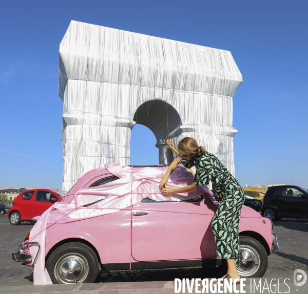 Fiat 500 empaquetee par sandra devant l arc de triomphe empaquete par christo