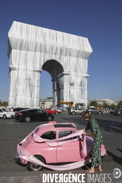 Fiat 500 empaquetee par sandra devant l arc de triomphe empaquete par christo