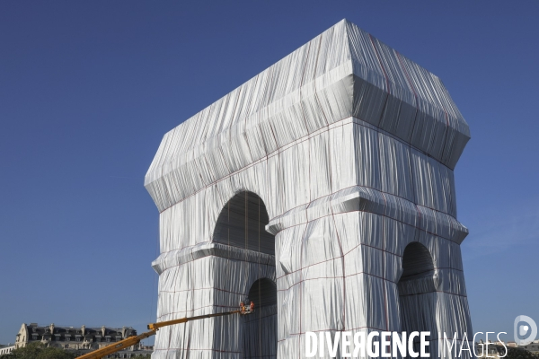 L arc de triomphe empaquete par christo