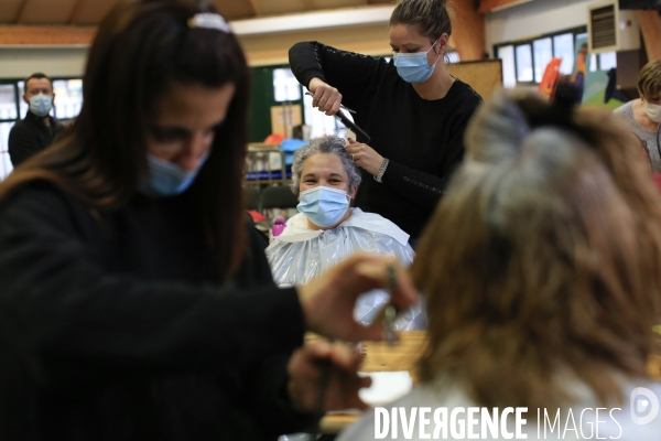 Tende le 14/11/2020 Les employées d un salon de coiffure de Menton est venu offrir ses services aux habitants de Tende et Saint Dalmas