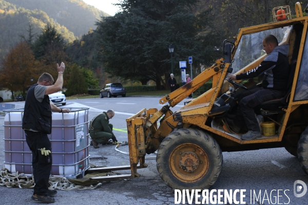 Tende le 28/10/2020 un helicoptere de l armée de l air achemine une quinzaine de metres cube de gasoil destiné à la station service de Tende. Remi et Philippe organisent la reception sur la drop zone  et le remplissage des cuves à la station service.