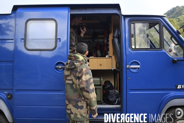 Breil sur Roya le 04/10/2020 au sommet du col de Brouis. des gendarmes de l unite de Montagne installent une bulle technique relais radio afin de permettre aux secours de communiquer au sommet du col de Brouis. Les communications telephoniques portables n