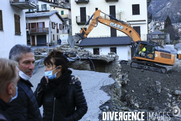 TENDE le 26/11/2020 arrivée de la premiere pelle mecanique de fort tonnage (44 tonnes) dans la ville de Tende. l ouverture d  une piste provisoire entre Fontan et Tende permet la venue de gros engins.