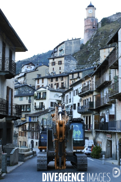 TENDE le 26/11/2020 arrivée de la premiere pelle mecanique de fort tonnage (44 tonnes) dans la ville de Tende. l ouverture d  une piste provisoire entre Fontan et Tende permet la venue de gros engins.