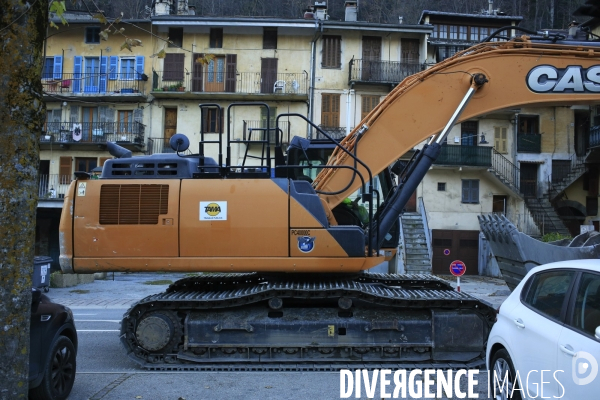 TENDE le 26/11/2020 arrivée de la premiere pelle mecanique de fort tonnage (44 tonnes) dans la ville de Tende. l ouverture d  une piste provisoire entre Fontan et Tende permet la venue de gros engins.