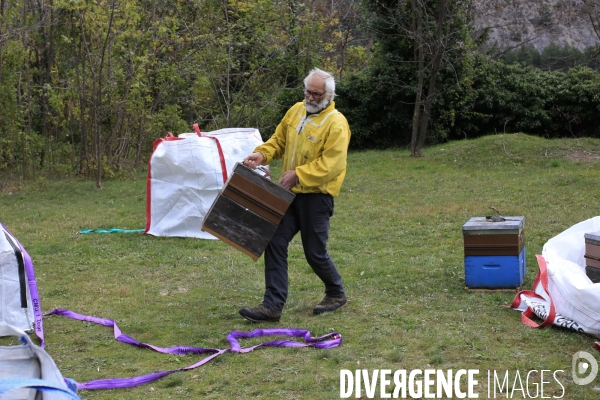 Saint Dalmas de Tende le 13/11/2020 Henri 63 ans , apiculteur a beneficié de l aide du Rotary club de Nice pour evacuer ses 80 ruches se trouvant à une altitude de 1000 metres par helicoptere des hauteurs de Casterino.