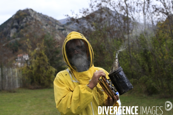Saint Dalmas de Tende le 13/11/2020 Henri 63 ans , apiculteur a beneficié de l aide du Rotary club de Nice pour evacuer ses 80 ruches se trouvant à une altitude de 1000 metres par helicoptere des hauteurs de Casterino.