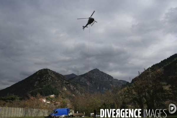 Saint Dalmas de Tende le 13/11/2020 Henri 63 ans , apiculteur a beneficié de l aide du Rotary club de Nice pour evacuer ses 80 ruches se trouvant à une altitude de 1000 metres par helicoptere des hauteurs de Casterino.