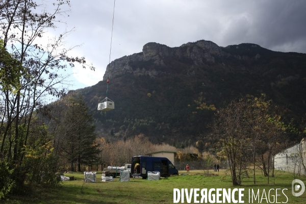 Saint Dalmas de Tende le 13/11/2020 Henri 63 ans , apiculteur a beneficié de l aide du Rotary club de Nice pour evacuer ses 80 ruches se trouvant à une altitude de 1000 metres par helicoptere des hauteurs de Casterino.