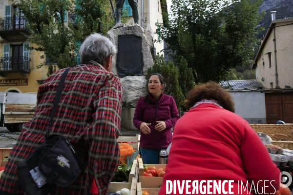 Tende le 09/10/2020 Ana Maria maraichere à son etal. Un marché reduit à trois commerçants est néanmoins assuré avec des producteurs locaux.