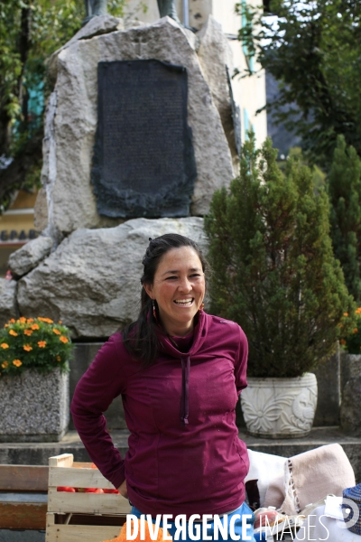 Tende le 09/10/2020 Ana Maria maraichere à son etal. Un marché reduit à trois commerçants est néanmoins assuré avec des producteurs locaux.