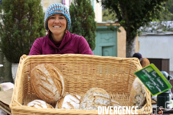 Tende le 09/10/2020 Ana Maria maraichere à son etal. Un marché reduit à trois commerçants est néanmoins assuré avec des producteurs locaux.