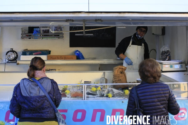 Tende le 25/11/2020 Choukri le poissonier  du Cannet sur le marché de Tende. Il n etait pas venu depuis la tempete. L ouverture de la route provisoire lui a permit de venir au village. Cela lui a pris trois heures de route, il ne devrait pas revenir avan