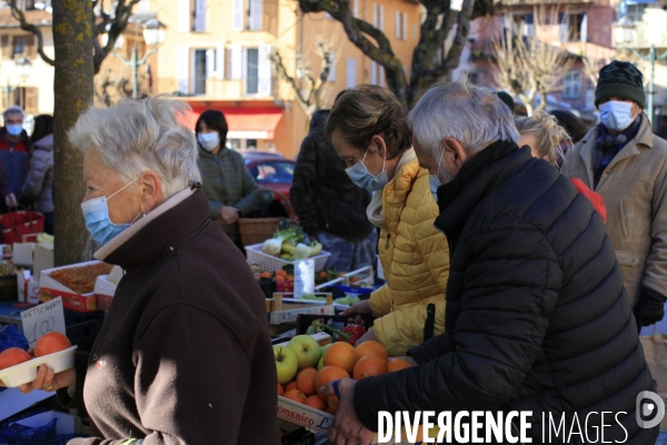 Tende le 25/11/2020 Marche de Tende . Premier marché d envergure depuis la tempete, un poissonier, un fromager , un grand maraicher entre autre etaient presents. L ouverture de la piste provisoire reliant Fontan à Tende a permis aux vehicules d acceder