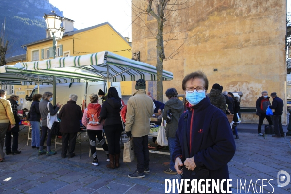 Tende le 25/11/2020 Marche de Tende . Premier marché d envergure depuis la tempete, un poissonier, un fromager , un grand maraicher entre autre etaient presents. L ouverture de la piste provisoire reliant Fontan à Tende a permis aux vehicules d acceder