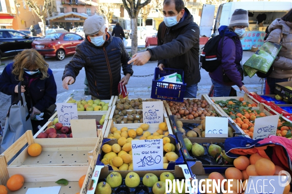 Tende le 25/11/2020 Marche de Tende . Premier marché d envergure depuis la tempete, un poissonier, un fromager , un grand maraicher entre autre etaient presents. L ouverture de la piste provisoire reliant Fontan à Tende a permis aux vehicules d acceder