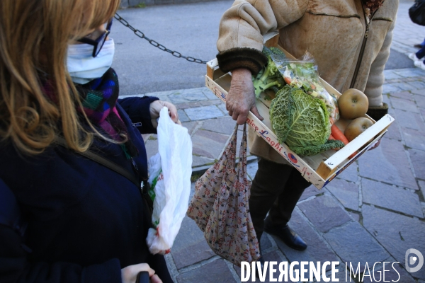 Tende le 25/11/2020 Marche de Tende . Premier marché d envergure depuis la tempete, un poissonier, un fromager , un grand maraicher entre autre etaient presents. L ouverture de la piste provisoire reliant Fontan à Tende a permis aux vehicules d acceder