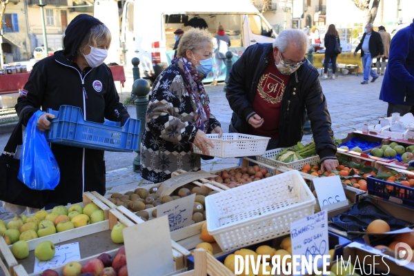 Tende le 25/11/2020 Marche de Tende . Premier marché d envergure depuis la tempete, un poissonier, un fromager , un grand maraicher entre autre etaient presents. L ouverture de la piste provisoire reliant Fontan à Tende a permis aux vehicules d acceder