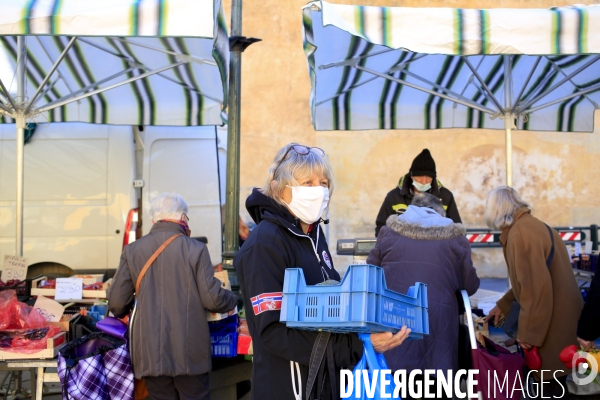 Tende le 25/11/2020 Marche de Tende . Premier marché d envergure depuis la tempete, un poissonier, un fromager , un grand maraicher entre autre etaient presents. L ouverture de la piste provisoire reliant Fontan à Tende a permis aux vehicules d acceder