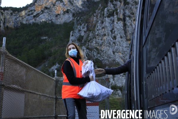 Tende le 23/11/2020 Une trentaine de sacs postaux contenant des colis Chronopost sont transporté par le train de voyageurs en provenance de Breil sur Roya. Le personnel de la Poste est à l arrivée à la gare provisoire de Saint Dalmas de Tende Sud afin