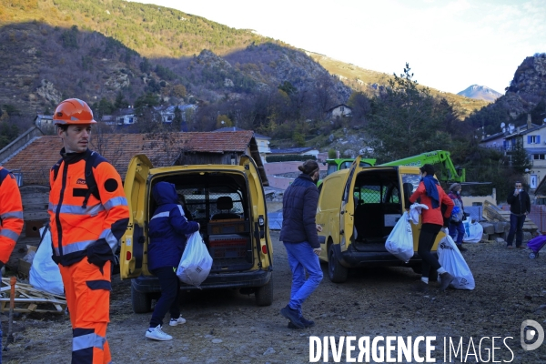 Tende le 23/11/2020 Une trentaine de sacs postaux contenant des colis Chronopost sont transporté par le train de voyageurs en provenance de Breil sur Roya. Le personnel de la Poste est à l arrivée à la gare provisoire de Saint Dalmas de Tende Sud afin