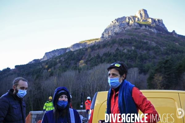 Tende le 23/11/2020 Une trentaine de sacs postaux contenant des colis Chronopost sont transporté par le train de voyageurs en provenance de Breil sur Roya. Le personnel de la Poste est à l arrivée à la gare provisoire de Saint Dalmas de Tende Sud afin