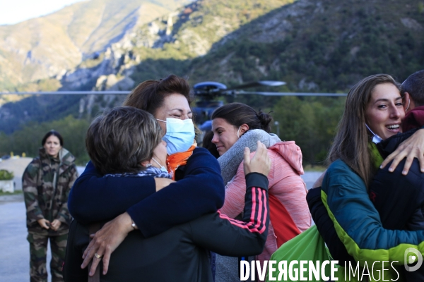 Tende le 10/10/2020  une equipe d infirmieres et de kinés originaire d Italie descendent d un helicoptere de  l armée de terre afin de  relever leurs collegues à l hopital de Tende grace au pont aérien. Habituellement elles font le trajet par la route