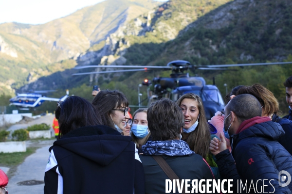 Tende le 10/10/2020  une equipe d infirmieres et de kinés originaire d Italie descendent d un helicoptere de  l armée de terre afin de  relever leurs collegues à l hopital de Tende grace au pont aérien. Habituellement elles font le trajet par la route